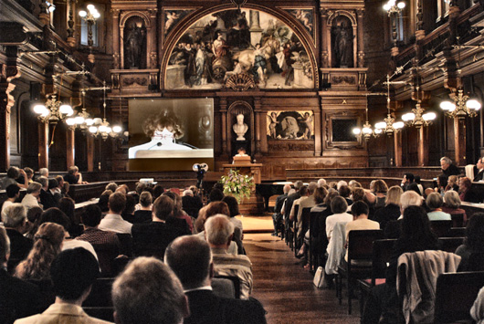 Hier, in den hohen Hallen der Universität Heidelberg, wurde Inge Feltrinelli die Ehrendoktorwürde verliehen. Foto: Sandro Mattioli