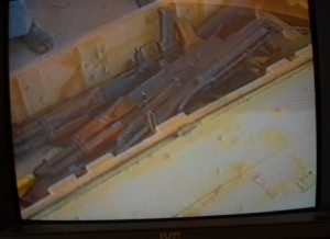Ein Maschinengewehr wird auf einem Markt in Somalia angeboten. Screenshot: Sandro Mattioli